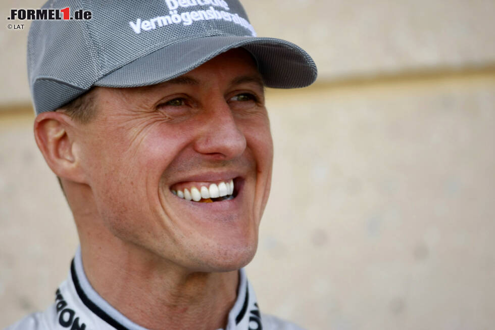 Foto zur News: Er ist wieder da: Michael Schumacher feiert im gleichen Rennen nach drei Jahren sein Comeback, allerdings ist er nicht mehr im gewohnten Rot der Scuderia unterwegs - der Rekord-Weltmeister trägt jetzt Silber. Sein Auftritt im ersten Rennen kann sich dabei durchaus sehen lassen: Der Kerpener wird im Rennen Sechster, nur knapp hinter Teamkollege Nico Rosberg.