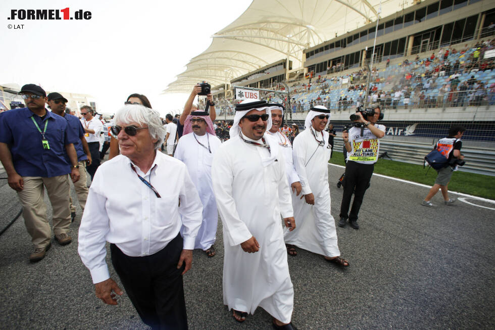 Foto zur News: Komplett aus Bahrain zurückziehen will sich die Königsklasse allerdings nicht: Schon ein Jahr später schickt Bernie Ecclestone den Tross wieder in das Land, um dort seine große Show abzuhalten. Von Seiten des Königshauses versichert man den Beteiligten, dass keine Gefahr für die Veranstaltung bestünde - ein paar Fernsehanstalten treten die Reise aber dennoch nicht an.