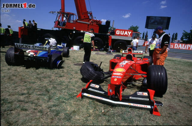 Foto zur News: 1999 markiert die Geburtsstunde der "Wall of Champions". Im Rennen parken die drei Weltmeister Damon Hill, Michael Schumacher und Jacques Villeneuve nacheinander ihre Autos in der Mauer nach der letzten Kurve. Insgesamt viermal rückt das Safety-Car an diesem Nachmittag aus - damals ein Rekord. Den Sieg schnappt sich Mika Häkkinen.