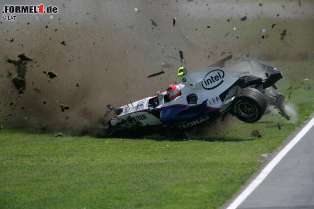 Foto zur News: Robert Kubica geht zum ersten Mal in Montreal an den Start und erlebt im Rennen den bis dahin heftigsten Unfall seiner Karriere. Nach einer Kollision mit Jarno Trulli schlägt der BMW des Polen in die Mauer ein, überschlägt sich und wird völlig zerstört. Wie durch ein Wunder übersteht Kubica den Unfall ohne schwerere Verletzungen und muss anschließend nur ein Rennen pausieren.