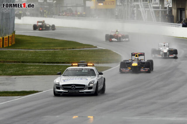 Foto zur News: Vorhang auf für das längste Formel-1-Rennen aller Zeiten: Inklusive Unterbrechung dauert der Große Preis von Kanada 2011 4:04:38,537 Stunden. Fünfmal kommt das Safety-Car zum Einsatz, insgesamt werden 30 der 70 Runden hinter dem Fahrzeug von Bernd Mayländer absolviert - Rekord.