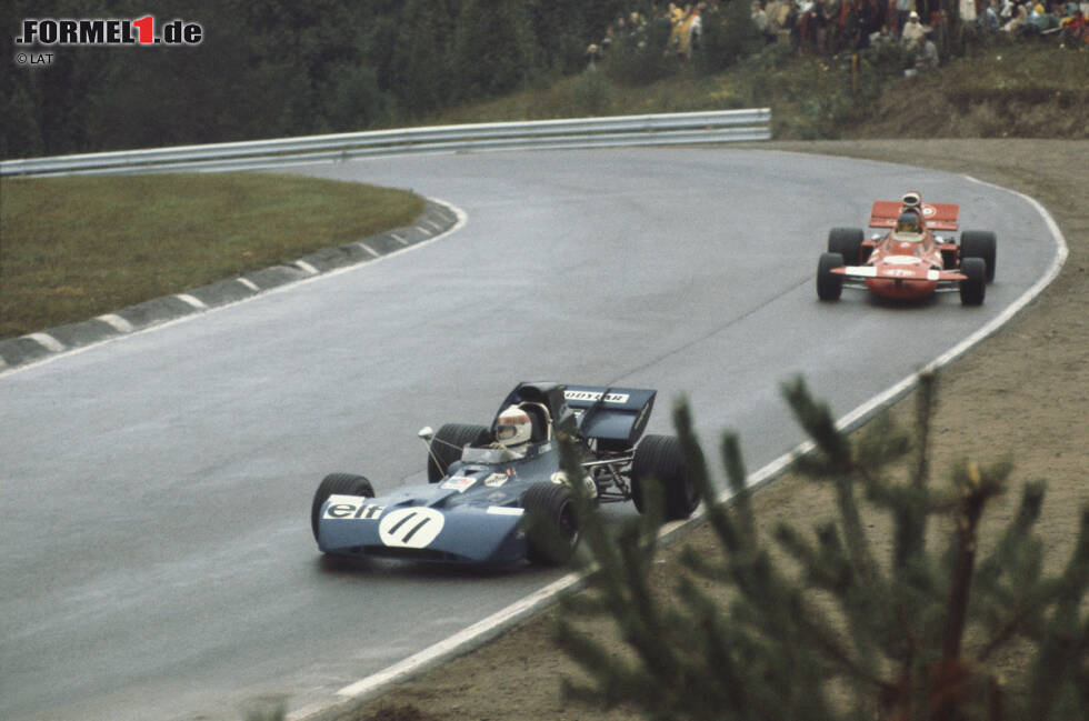 Foto zur News: Auch das Rennen im Mosport Park 1971 bringt wieder einmal ein Novum in der Formel 1 mit sich. Wegen schlechter Wetterbedingungen und einbrechender Dunkelheit wird erstmals in der Geschichte ein Lauf in der Königsklasse vorzeitig abgebrochen. Nach 64 der eigentlich geplanten 80 Runden heißt der Sieger Jackie Stewart, der dafür die vollen neun Punkte kassiert.