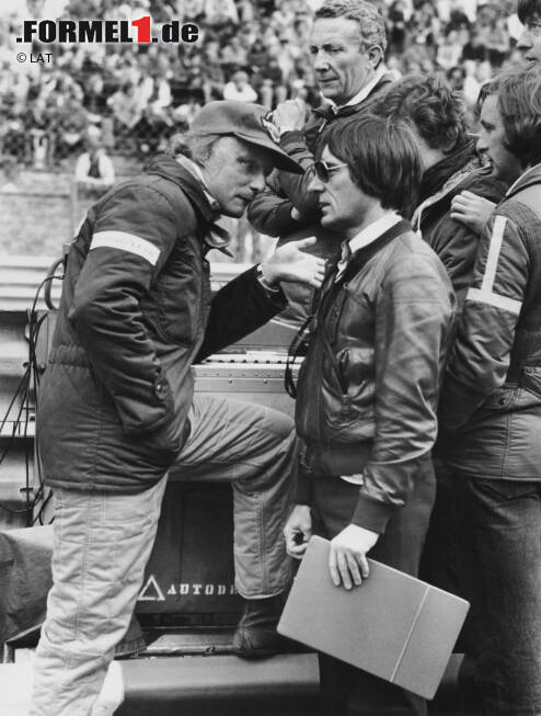 Foto zur News: Paukenschlag 1979: Niki Lauda (hier mit seinem damaligen Brabham-Boss Bernie Ecclestone) verkündet nach dem Training in Montreal seinen sofortigen Rücktritt aus der Formel 1. Die Begründung des Österreichers ist bis heute legendär: &quot;Ich will nicht mehr im Kreis fahren.&quot;