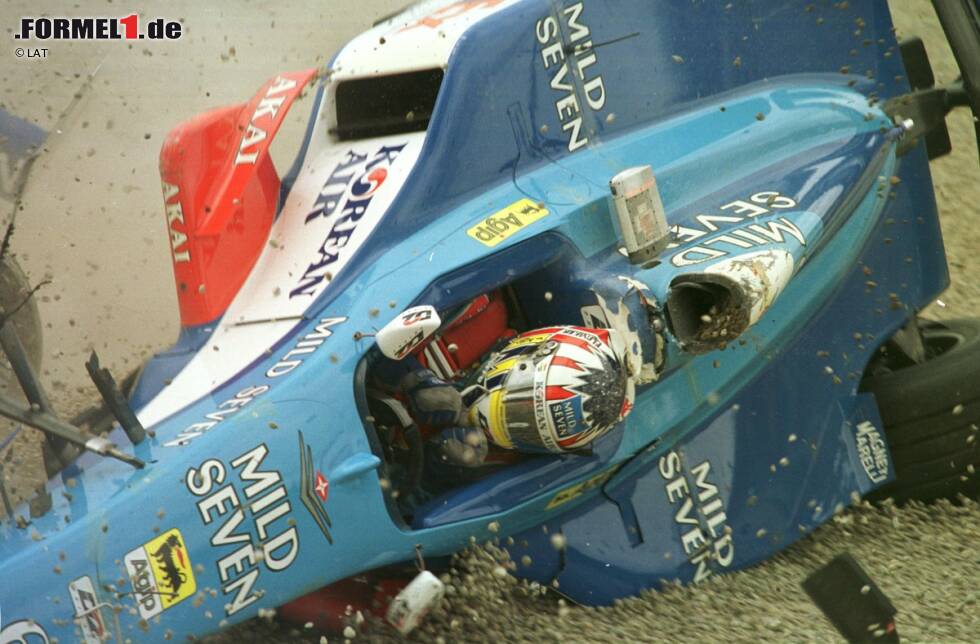 Foto zur News: Der Abflug, den Alex Wurz 1998 hinlegt, sieht zwar deutlich spektakulärer aus, hat allerdings glücklicherweise keine ähnlichen Folgen. Der Österreicher überschlägt sich nach dem Start gleich dreimal, sitzt allerdings beim anschließenden Neustart schon wieder im T-Car und wird am Ende Vierter - seine beste Platzierung der gesamten Saison. Der Sieger heißt erneut Michael Schumacher.