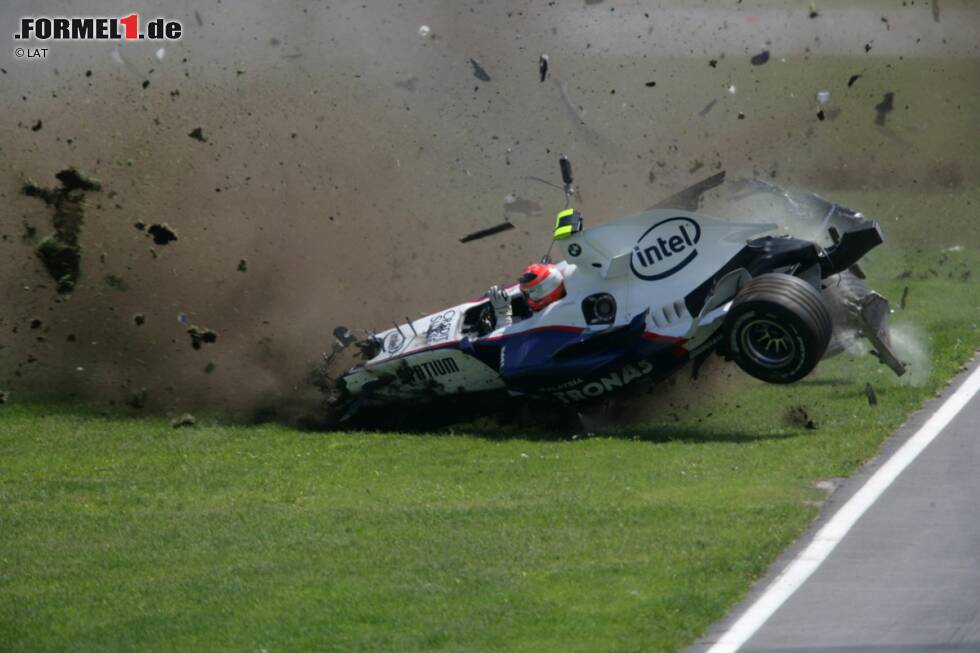 Foto zur News: Robert Kubica geht zum ersten Mal in Montreal an den Start und erlebt im Rennen den bis dahin heftigsten Unfall seiner Karriere. Nach einer Kollision mit Jarno Trulli schlägt der BMW des Polen in die Mauer ein, überschlägt sich und wird völlig zerstört. Wie durch ein Wunder übersteht Kubica den Unfall ohne schwerere Verletzungen und muss anschließend nur ein Rennen pausieren.