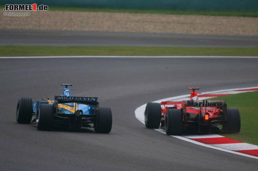 Foto zur News: Erst 2006 macht Michael Schumacher seinen Frieden mit Schanghai: Trotz seiner unterlegenen Bridgestone-Reifen rollt er vom sechsten Startplatz das Feld auf (sicherlich auch dank des zeitweiligen Regens), profitiert von einem schlechten Reifensatz bei Fernando Alonso und fightet mit Giancarlo Fisichella auch noch den zweiten Renault-Piloten nieder.
