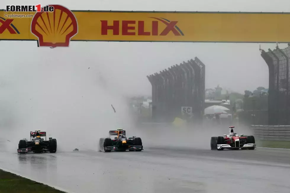 Foto zur News: Nach Toro Rosso (in Monza 2008) &quot;entjungfert&quot; Sebastian Vettel 2009 in Schanghai auch das zweite Red-Bull-Team - und das trotz einer Schrecksekunde, als ihm ausgerechnet Toro-Rosso-Junior Sebastien Buemi während einer Safety-Car-Phase in dem chaotischen Regenrennen hinten auffährt.