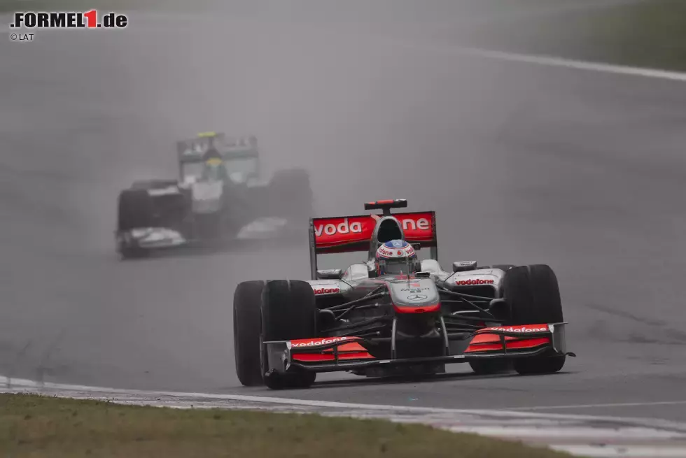 Foto zur News: In der Folge führt Jenson Button (McLaren) eine Vierergruppe an, die 40 Sekunden Vorsprung auf den Rest des Feldes hat. Mittendrin auch Nico Rosberg (Mercedes). Aber als das Safety-Car das Feld wieder zusammenschiebt, kommt es zum Showdown zwischen Button und Teamkollege Lewis Hamilton, den Button letztendlich gewinnt. Der Begriff des &quot;Reifenflüsterers&quot; macht die Runde.