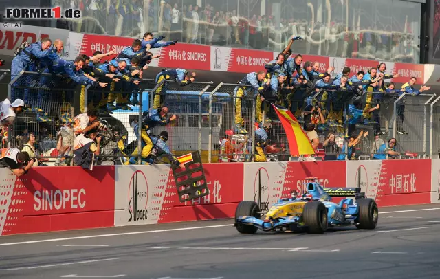 Foto zur News: Währenddessen krönt Fernando Alonso eine fast perfekte Renault-Saison beim WM-Finale und sichert seinem Team mit dem siebten Saisonsieg den Konstrukteurstitel gegen McLaren. Als Fahrer-Weltmeister ist der Spanier ohnehin schon festgestanden.