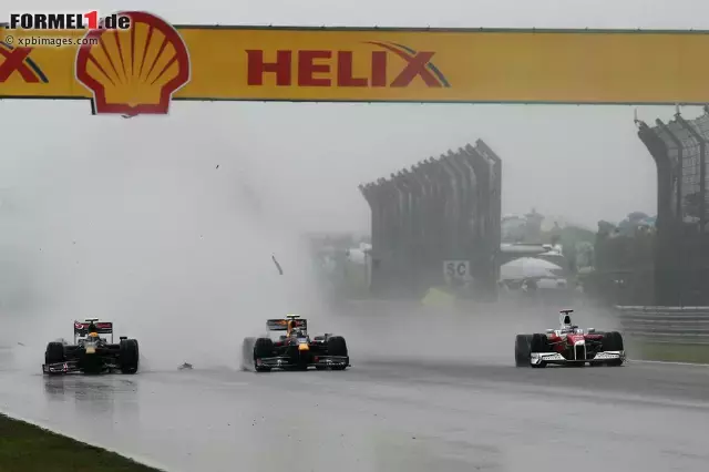 Foto zur News: Nach Toro Rosso (in Monza 2008) "entjungfert" Sebastian Vettel 2009 in Schanghai auch das zweite Red-Bull-Team - und das trotz einer Schrecksekunde, als ihm ausgerechnet Toro-Rosso-Junior Sebastien Buemi während einer Safety-Car-Phase in dem chaotischen Regenrennen hinten auffährt.