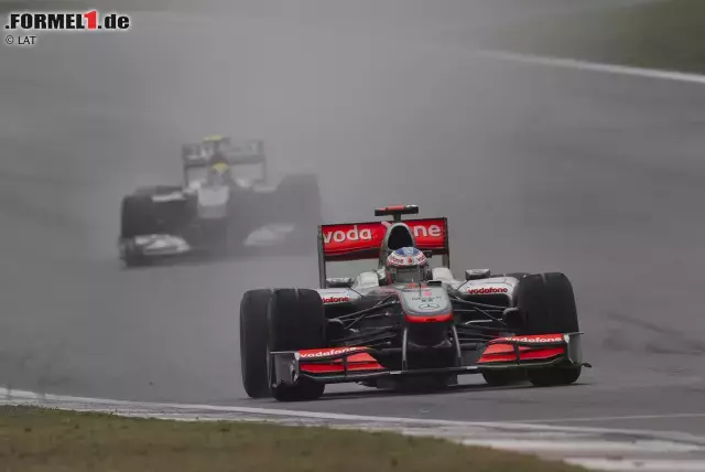 Foto zur News: In der Folge führt Jenson Button (McLaren) eine Vierergruppe an, die 40 Sekunden Vorsprung auf den Rest des Feldes hat. Mittendrin auch Nico Rosberg (Mercedes). Aber als das Safety-Car das Feld wieder zusammenschiebt, kommt es zum Showdown zwischen Button und Teamkollege Lewis Hamilton, den Button letztendlich gewinnt. Der Begriff des "Reifenflüsterers" macht erstmals die Runde.