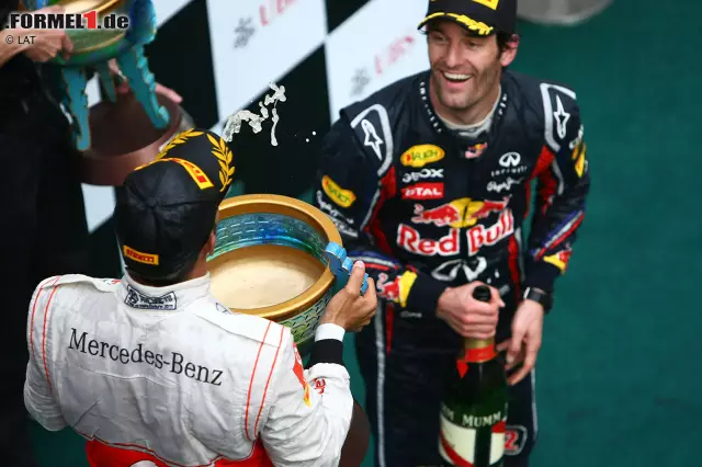 Foto zur News: Ein weiterer Held des Rennens ist Mark Webber (Red Bull): Er setzt mit drei Boxenstopps auf die richtige Strategie und kämpft sich nach einem verkorksten Qualifying vom 18. auf den dritten Platz nach vorne.