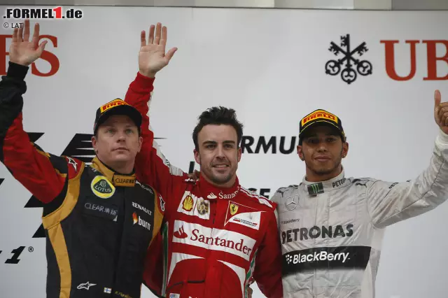 Foto zur News: Mit dem 31. Sieg seiner Karriere zieht Fernando Alonso (Ferrari) 2013 in der ewigen Bestenliste der Formel 1 mit Nigel Mansell gleich. Auch, weil Polesetter Lewis Hamilton (Mercedes) im Rennen einmal mehr mit abbauenden Reifen zu kämpfen hat und Sebastian Vettels (Red Bull) Aufholjagd vom neunten Startplatz wegen des schlechten Topspeeds auf Rang vier endet.