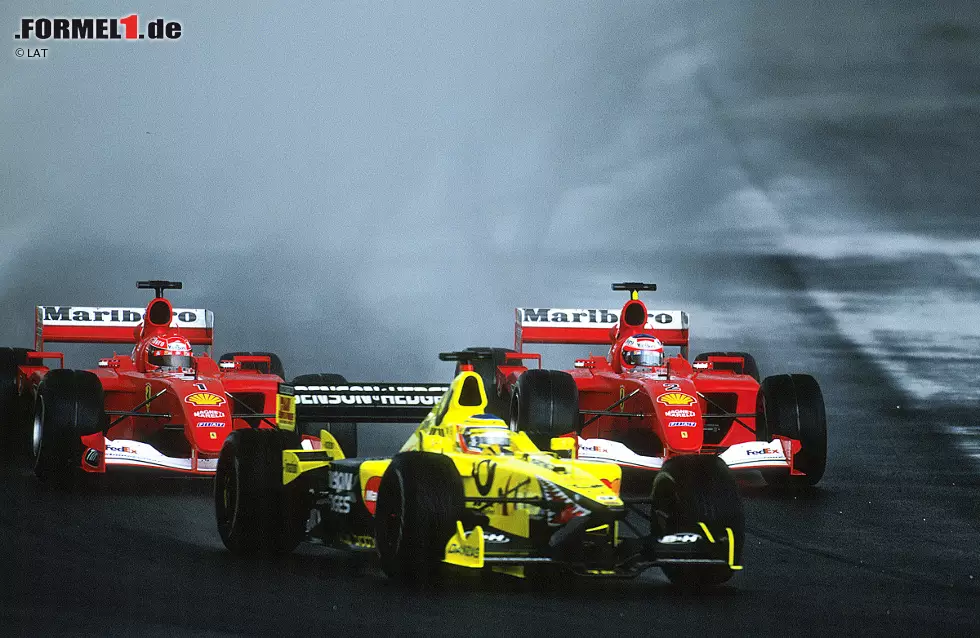 Foto zur News: Das Rennen artet dann im totalen Chaos aus, als es in der dritten Runde monsunartig zu regnen beginnt. Die beiden führenden Ferraris kreiseln gleichzeitig von der Strecke, Jarno Trulli (Jordan) übernimmt kurzzeitig die Spitze. Jacques Villeneuve kann seinen BAR selbst hinter Safety-Car-Fahrer Bernd Mayländer nicht auf dem Asphalt halten. Nachdem wieder Ruhe einkehrt, dominieren die Ferraris auf Intermediate-Reifen die Konkurrenz: Michael Schumacher gewinnt fast eine halbe Minute vor seinem Teamkollegen Rubens Barrichello.