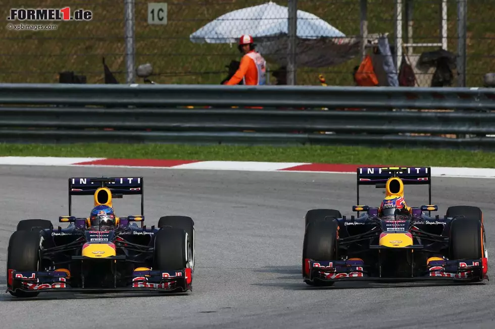 Foto zur News: Die &quot;Multi-21-Affäre&quot; von Malaysia 2013: Sebastian Vettel widersetzt sich der Red-Bull-Teamorder, überholt Leader Mark Webber und gewinnt das kontroverse Rennen in Sepang. Selbst Teamchef Christian Horner missfällt das: &quot;Komm schon, Seb, das ist dumm!&quot;