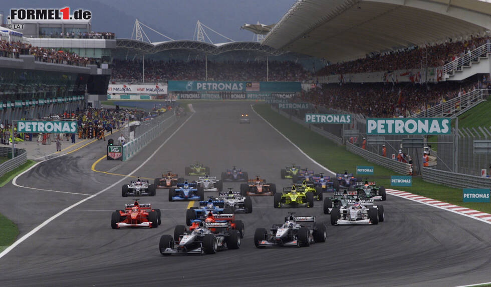 Foto zur News: Im Jahr 2000 findet erstmals das Saisonfinale in Sepang statt. Michael Schumacher (Ferrari) steht bereits als Fahrer-Weltmeister fest, doch vom Start weg dominieren zunächst die McLaren-Piloten. Bis Mika Häkkinen wegen Frühstarts eine Stop-&amp;-Go-Strafe aufgebrummt bekommt und David Coulthard nach einem Ausritt vorzeitig an die Box kommen muss.