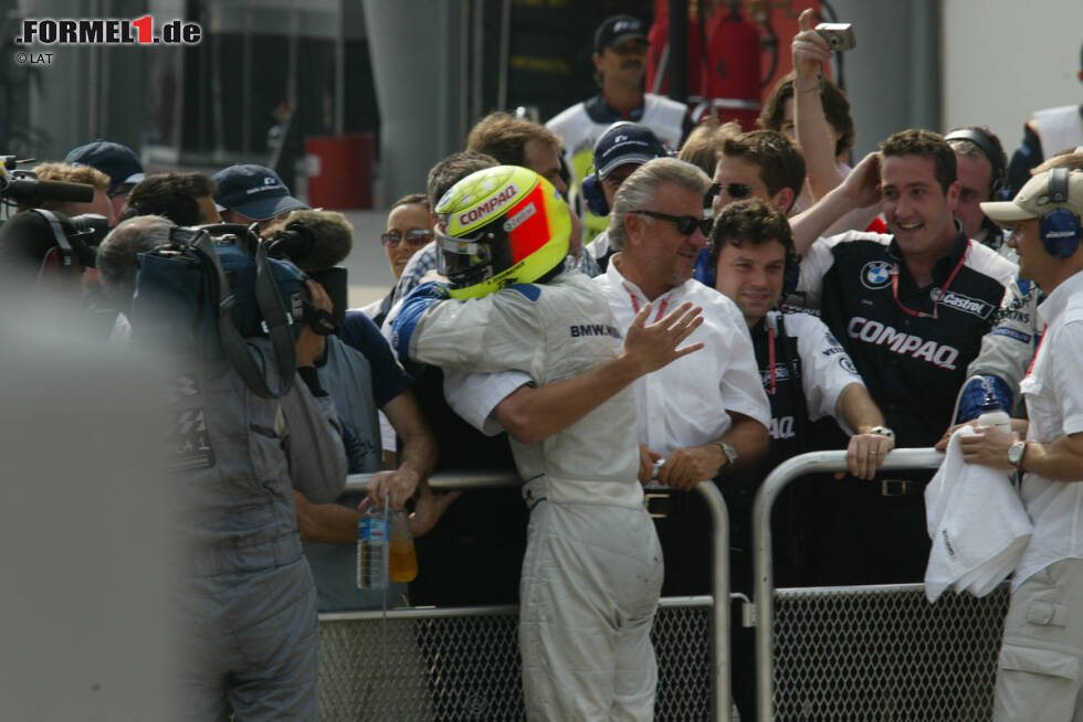 Foto zur News: Doch als der Ferrari-Pilot mit Motorschaden an zweiter Stelle liegend ausscheidet, ist der Weg frei für den &quot;kleinen&quot; Schumacher: Ralf feiert den vierten seiner insgesamt sechs Grand-Prix-Siege. Montoya wird am Ende nach McLaren-Doppelausfall noch Zweiter, der ältere Schumacher Dritter.