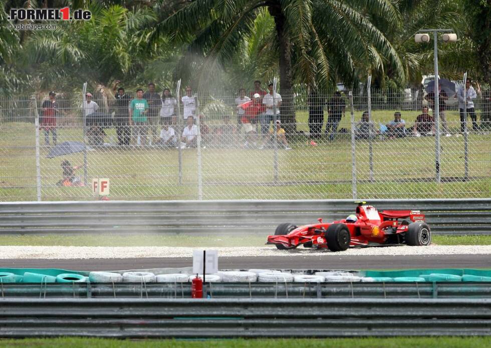 Foto zur News: Polesetter Felipe Massa geht 2008 auch im zweiten Saisonrennen leer aus - nach einem Fahrfehler, der ihm jede Menge Kritik einbringt. Sieger wird ausgerechnet sein Ferrari-Teamkollege, der amtierende Weltmeister Kimi Räikkönen. Im späteren WM-Duell zwischen Massa und Lewis Hamilton (McLaren) steht es damit 0:14.