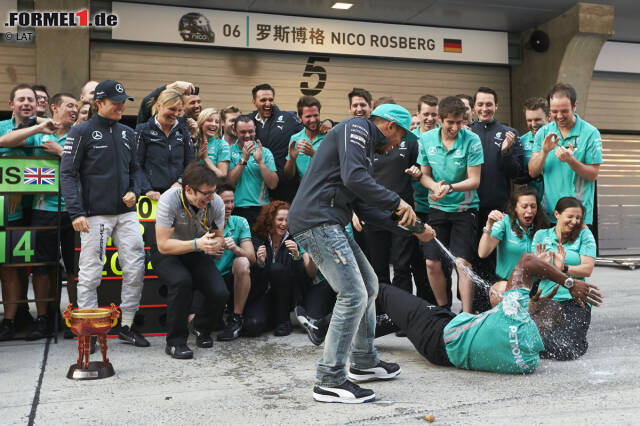 Foto zur News: Tuttosport (Italien): "Dritter Sieg in Serie für Hamilton und Doppelerfolg für Mercedes. Der Brite erobert auch den GP von China und dominiert vom Anfang bis zum Ende. Großartiges Rennen für Fernando Alonso."