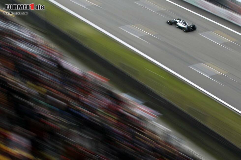 Foto zur News: Blick (Schweiz): &quot;An der Spitze fährt Lewis Hamilton ungehindert seinen dritten Sieg im vierten Rennen ein. Niemand kann den Briten ärgern, der von der Pole-Position gestartet schon in der ersten Kurve dem Feld entwischt und ungehindert seinem 25. GP-Sieg der Karriere entgegensteuert.&quot;