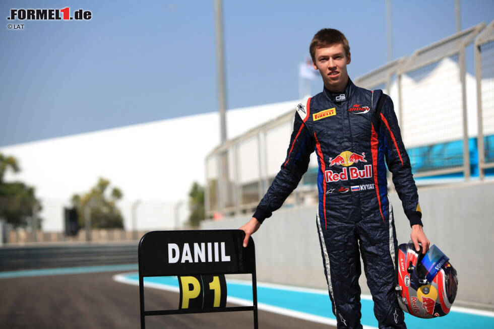 Foto zur News: Daniil Kwjat (2014-2020): Mit Erfolgen in der Formel Renault 2.0 macht der Russe Red Bull auf sich aufmerksam. Mit Unterstützung der Österreicher gewinnt er 2013 die GP3-Meisterschaft. Nach ersten Freitagstests für Toro Rosso überspringt Kwjat die nächste Karrierestufe GP2 und wird 2014 im Alter von 19 Jahren Stammfahrer beim B-Team von Red Bull. Dort hat er wenige Anlaufschwierigkeiten und überzeugt von Beginn an. Nach Sebastian Vettels Abgang befördert Red Bull Kwjat kurzentschlossen ins A-Team - um ihn kaum ein Jahr später wieder zu degradieren. Kehrt 2019 nach zwischenzeitlichem Rauswurf zurück zu Toro Rosso, nach der Saison 2020 ist aber endgültig Schluss.