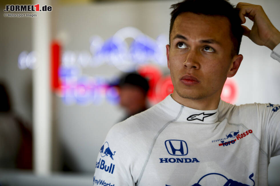 Foto zur News: Alexander Albon (seit 2019): Nachdem er 2018 Gesamtdritter in der Formel 2 wird, bekommt Albon für 2019 den zweiten Platz bei Toro Rosso neben Rückkehrer Daniil Kwjat. Und Mitte des Jahres wird er sogar ins A-Team befördert. Kann wie Gasly neben Verstappen allerdings nicht überzeugen und wird 2021 durch Sergio Perez ersetzt. 2022 kehrt er mit Williams nach einem Jahr als Red-Bull-Ersatzpilot in die Startaufstellung zurück.