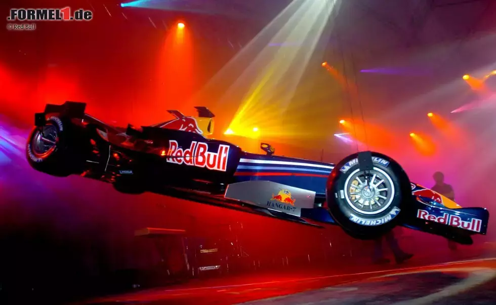 Foto zur News: 2006: Das wird dem Image von Red Bull doch eher gerecht: Groß aufgezogen wird der Launch des RB2 zusammen mit dem neuen Toro-Rosso-Team. Beide Boliden kommen von der Decke geschwebt und sorgen so für eines der Präsentationshighlights