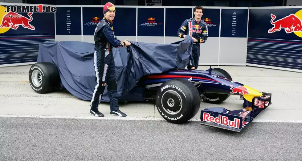 Foto zur News: 2009: Aus jenem holt man sich Sebastian Vettel ins Boot, der zusammen mit Webber den RB5 abdecken darf. Es ist die Saison der großen Regeländerungen, in der Designer Adrian Newey sein Können beweist und Red Bull endlich an die Spitze führt. Den Weg zum WM-Titel blockieren nur