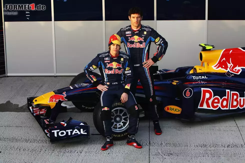 Foto zur News: 2010: Immer noch mit Mütze stellt sich Sebastian Vettel vor sein neues Dienstgefährt. Zwar ist die Präsentation des RB6 genauso schmucklos wie in den Jahren davor, doch das dürfte Red Bull herzlich egal sein, denn am Ende feiert man in Abu Dhabi zum ersten Mal beide WM-Titel