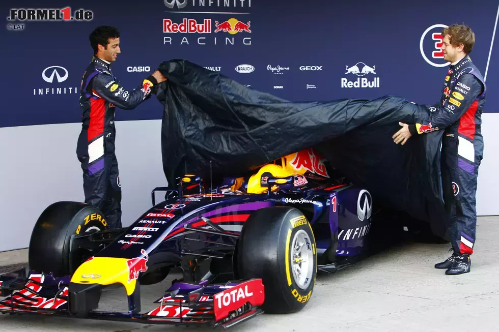 Foto zur News: 2014: Keine Show mehr. Kurz vor dem Testauftakt in Jerez ziehen Vettel und sein neuer Teamkollege Daniel Ricciardo die Hülle vom RB10. An dem sollte Vettel aber nicht viel Freude haben. Nach seiner ersten (vollen) sieglosen Saison verlässt der Deutsche das Team und wechselt zu Ferrari.