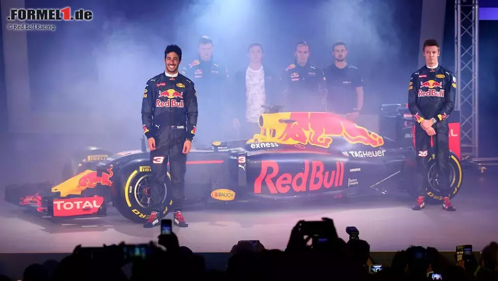 Foto zur News: 2016: Erst die Lackierung, dann das Auto. 2016 verfährt Red Bull genau anders herum als im Vorjahr und präsentiert den neuen Look in London auf dem alten RB11. Ein bisschen mehr Gelb an der Airbox, der fehlende weiße Hintergrund beim Red-Bull-Schriftzug und der matt wirkende Lack springen ins Auge.