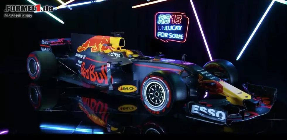 Foto zur News: 2017: Red Bull präsentiert den RB13 um genau 13:13 Uhr, gönnt den Fans aber erst einmal nicht mehr als einen kurzen Videoclip. Das dort gezeigte Auto geizt noch mit vielen Details, überrascht aber mit einem Loch in der Nase.