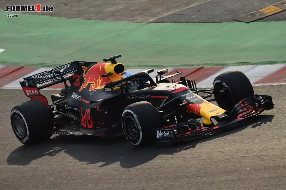 Foto zur News: 2018: Red Bull zeigt am 19. Februar als erstes Topteam den neuen RB14, allerdings in einer ungewöhnlichen blau-schwarzen Lackierung. Die ersten Bilder werden online veröffentlicht, in Barcelona geht das Team bei den Tests wieder mit gewohntem Design auf die Strecke.