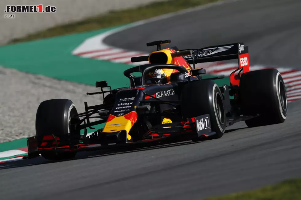 Foto zur News: 2019: Auch ein Jahr später veröffentlicht Red Bull erste Bilder vom RB15 online, wieder in einer speziellen rot-blauen Lackierung. Am 13. Februar wird der Bolide vorgestellt, und in Silverstone gleich ein Shakedown veranstaltet.