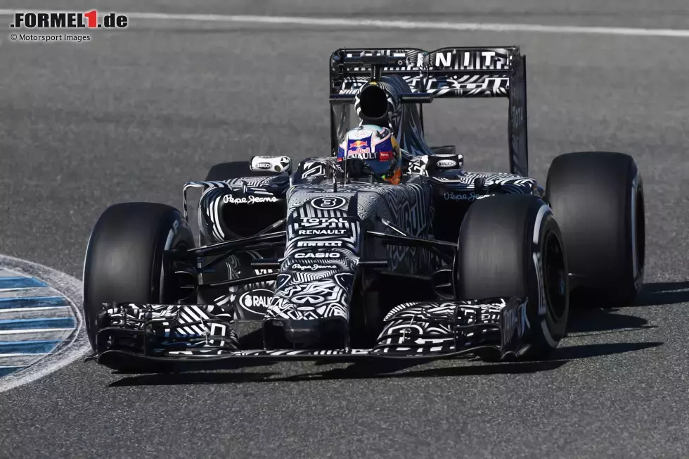 Foto zur News: 2015: Es ist ein Zebra! Ganz ohne jede öffentliche Präsentation fährt Red Bull 2015 mit dem RB11 in Jerez auf die Strecke und überrascht dabei mit einem Tarn-Anstrich im Zebra-Look, der die Konturen des Autos verwischen und das Erkennen von Details erschweren soll.