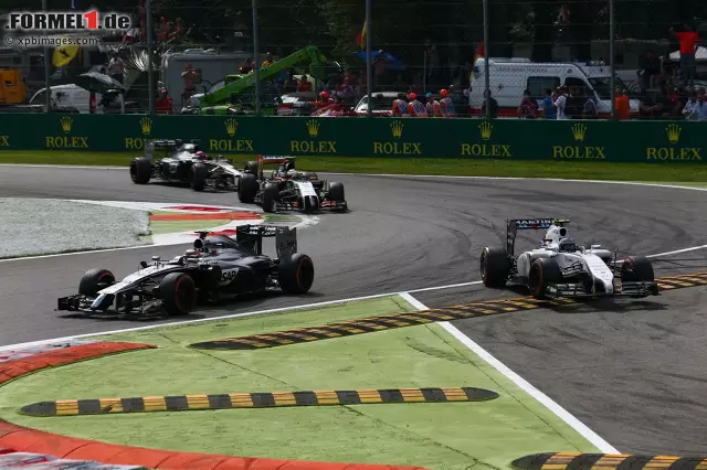 Foto zur News: Dessen Teamkollege Magnussen macht dem Finnen das Leben schon schwerer und drängt ihn in der 31. Runde ab. Bottas schnappt sich Magnussen wenig später; die FIA bleibt trotzdem gnadenlos und spricht fünf Sekunden Zeitstrafe aus.