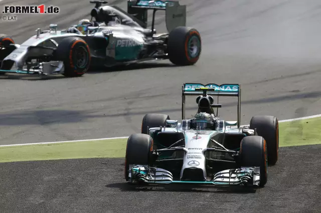 Foto zur News: Rosberg und die Rettifilo-Schikane, die Zweite: Just als sich Hamilton zum ersten Mal auf 0,7 Sekunden (und damit ins DRS-Fenster) heranpirscht, unterläuft dem Deutschen 20 Runden später noch einmal der gleiche Fehler. Führungswechsel!