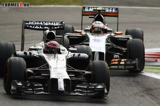 Foto zur News: Das heißeste Duell des Rennens, Seite an Seite durch Lesmo: Perez und Button fighten um den achten Platz (der wegen Magnussen zu P7 werden sollte).