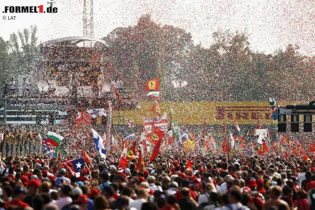 Foto zur News: 80.000 Zuschauer jubeln den drei Erstplatzierten auf dem wahrscheinlich schönsten Podium der Formel 1 zu. "Die ganze Start-Ziel-Gerade ist voll mit Fans", schwärmt Hamilton. "Ihr macht dieses Rennen aus!"