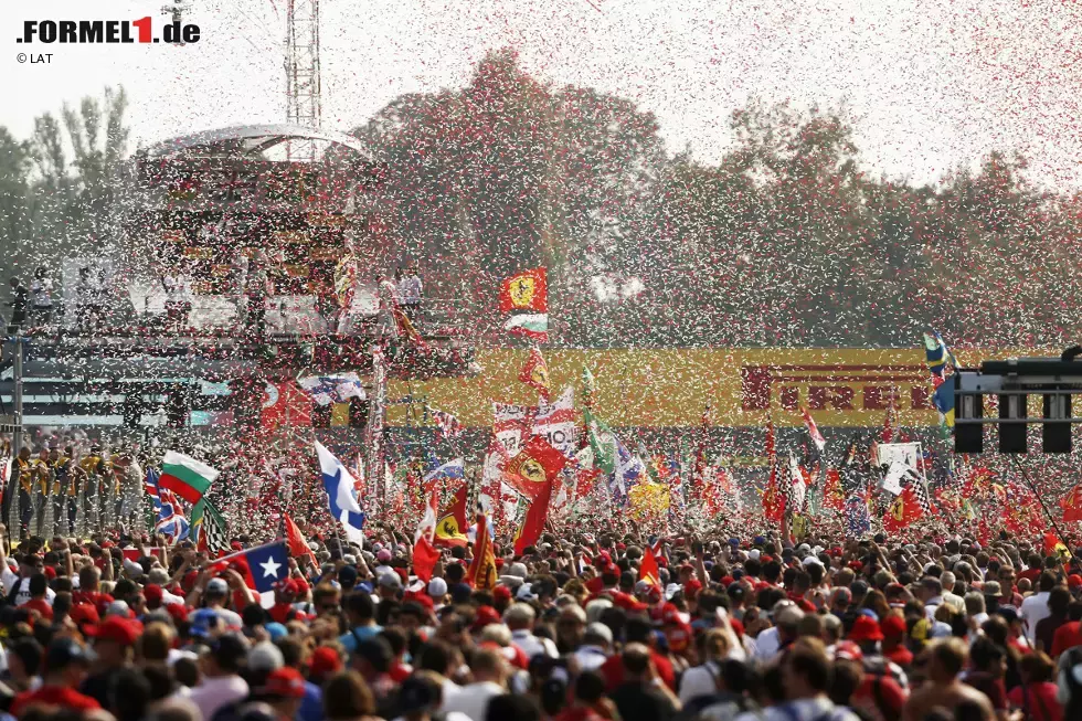 Foto zur News: 80.000 Zuschauer jubeln den drei Erstplatzierten auf dem wahrscheinlich schönsten Podium der Formel 1 zu. &quot;Die ganze Start-Ziel-Gerade ist voll mit Fans&quot;, schwärmt Hamilton. &quot;Ihr macht dieses Rennen aus!&quot;