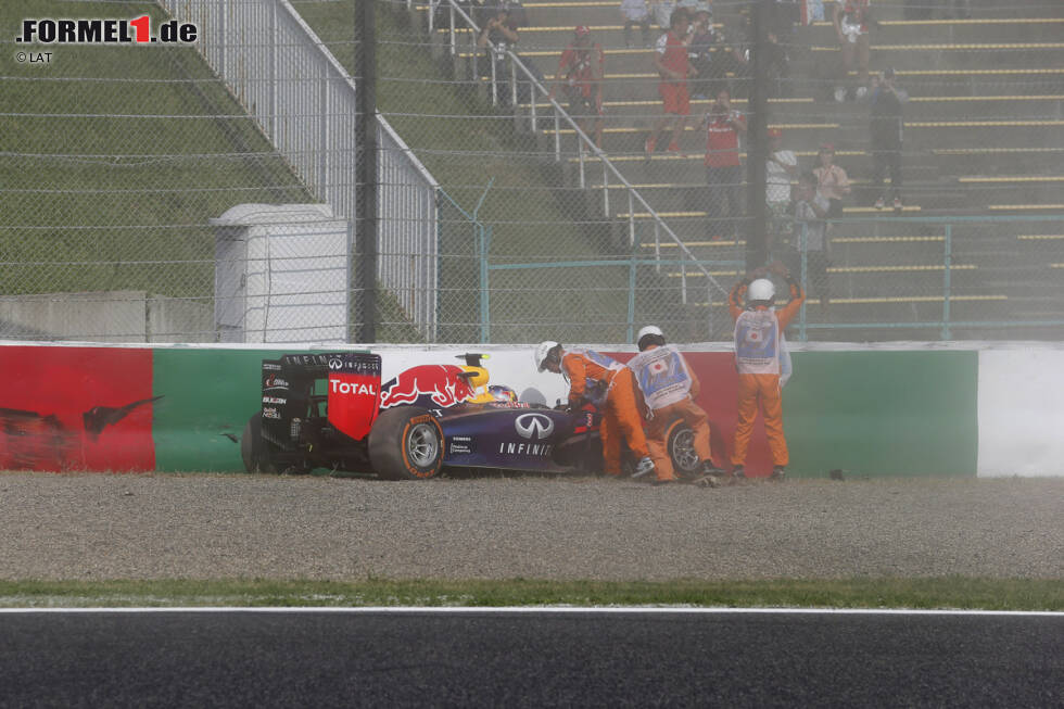 Foto zur News: Freitagnachmittag gibt&#039;s eine wahre Unfallorgie. Betroffen auch Daniel Ricciardo. &quot;Sorry, Jungs&quot;, entschuldigt er sich bei der Red-Bull-Crew für seinen zunächst merkwürdig aussehenden Fahrfehler ausgangs der Schikane.