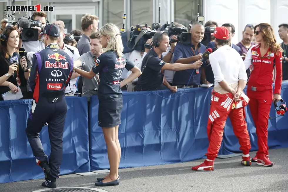 Foto zur News: Auf Schritt und Tritt von den Kameras verfolgt: Sebastian Vettel (links) gibt am Samstagmorgen bekannt, dass er Red Bull verlassen wird. Fernando Alonso (rechts) bekennt sich nicht mehr hundertprozentig zu einem Verbleib bei Ferrari. Die Gerüchte lassen den beiden für den Rest des Wochenendes keine ruhige Minute mehr.