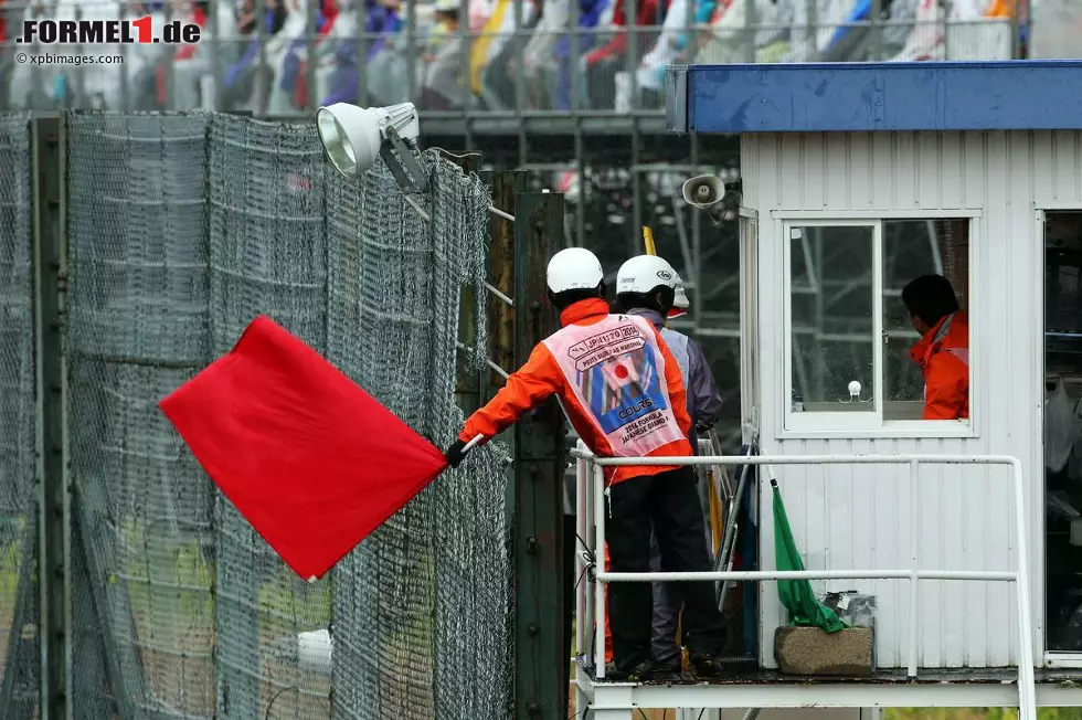 Foto zur News: Die zweite Runde hinter dem Safety-Car ist noch nicht einmal beendet, da wird das Rennen zum ersten Mal abgebrochen. Für rund 20 Minuten. Nicht alle haben dafür Verständnis.