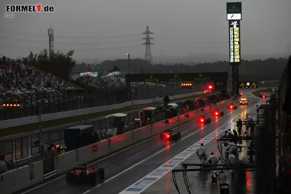 Foto zur News: Hinter Leader Rosberg nehmen die 21 anderen Autos in der Boxengasse Aufstellung. Viele steigen kurz aus, die Teams bauen kleine Zelte als Regenschutz auf. Bis zum Restart um 15:25 Uhr Ortszeit, wieder hinter dem Safety-Car. Hamilton beginnt über Boxenfunk zur Rennleitung zu schimpfen: &quot;Charlie, die Strecke ist doch in Ordnung!&quot;