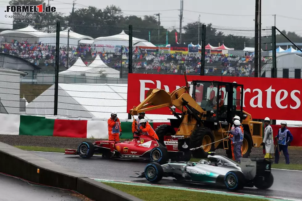 Foto zur News: Aber noch bevor FIA-Rennleiter Charlie Whiting Hamiltons Ruf in der zehnten Runde folgt, rollt Fernando Alonso mit Elektrikschaden aus. Nach viereinhalb Ferrari-Jahren ohne einen einzigen technisch bedingten Ausfall trifft es den Spanier nun zum zweiten Mal in drei Rennen. Der Abschied wird ihm leicht gemacht.