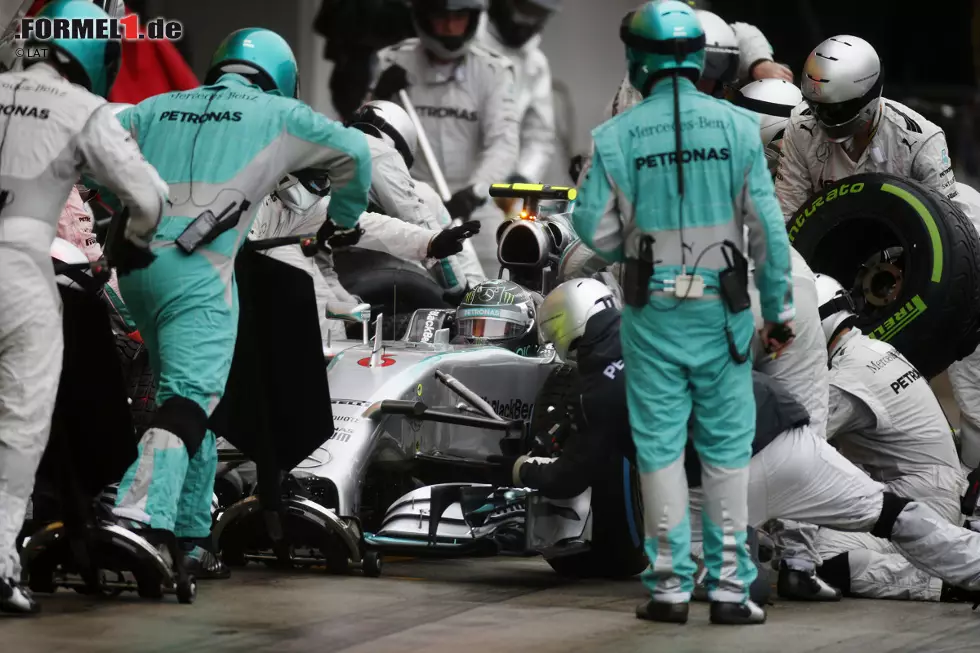 Foto zur News: Rosberg kommt in der 13., Hamilton in der 14. Runde zum Boxenstopp. Hamilton wittert bei freier Fahrt seine Chance, fährt Bestzeit im ersten Sektor - gerät dann aber in der Spoon-Kurve neben die Strecke und bleibt hinter dem Deutschen. Der klagt auf Intermediates plötzlich über &quot;starkes Übersteuern&quot;. Auf den drittplatzierten Button hat das Mercedes-Duo 17 Sekunden Vorsprung.