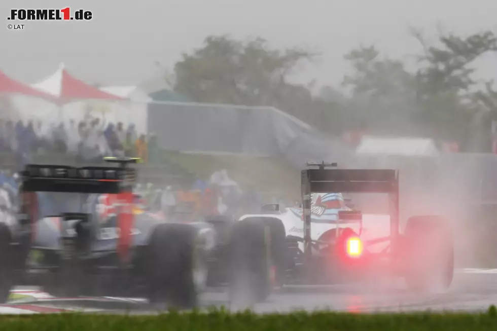 Foto zur News: Vettel, in den vergangenen fünf Suzuka-Rennen viermal Sieger, dreht wieder einmal groß auf - sensationell, wie er und Ricciardo der Reihe nach beide Williams (mit Trockenabstimmung gestartet) überholen! Die beiden Red Bulls sind in dieser Phase mit Abstand die schnellsten Autos auf der Strecke.