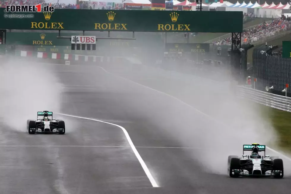 Foto zur News: An der Spitze gewinnt man zunehmend den Eindruck, dass Hamilton schneller fahren könnte. &quot;Wie sehr bist du am Limit?&quot;, fragt Mercedes bei Rosberg nach. Der antwortet: &quot;Voll!&quot; Trotzdem ist er pro Runde um mehr als eine Sekunde langsamer als Vettel.