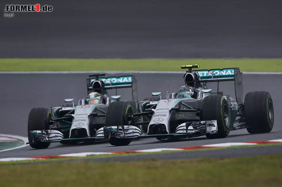 Foto zur News: Das Duell um die Führung spitzt sich zu. Mercedes-Boss Niki Lauda wird nervös: &quot;Warum fahren die schon wieder wie Verrückte?&quot; Runde 25: Hamilton ist ausgangs Kurve 2 praktisch neben Rosberg, steckt aber zurück, um nach Spa-Francorchamps keine weitere Kollision zu riskieren. Runde 27: Ausritt von Hamilton in Kurve 1. Aber schon ein paar Kurven später ist er wieder dran.