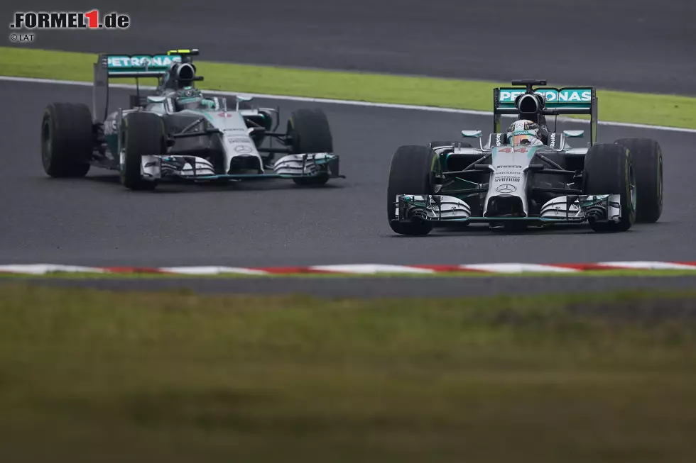 Foto zur News: Jetzt ist Hamilton nicht mehr zu halten: Führungswechsel in der 29. Runde, außen vorbei am Teamkollegen! &quot;So viel Übersteuern&quot;, klagt Rosberg - und verliert prompt vier Sekunden in zwei Runden.